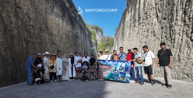 Keseruan liburan keluarga besar Bintoro Corp di Pantai Melasti Bali
