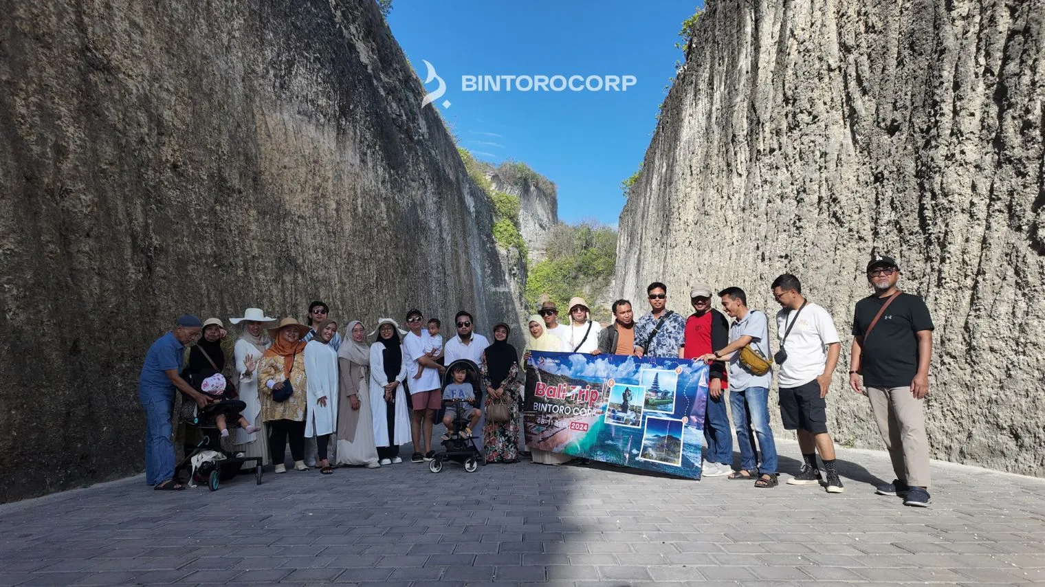 Keseruan liburan keluarga besar Bintoro Corp di Pantai Melasti Bali